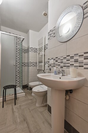 Appartement Duplex | Salle de bain | Douche, sèche-cheveux, bidet, serviettes fournies