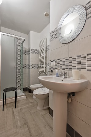 Duplex | Bathroom | Shower, hair dryer, bidet, towels
