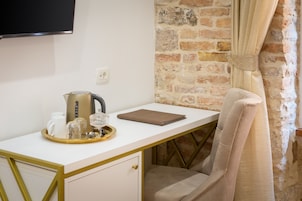 Deluxe Tek Büyük Yataklı Oda | Kaliteli yatak takımı, memory foam (visko elastik) yatak, minibar