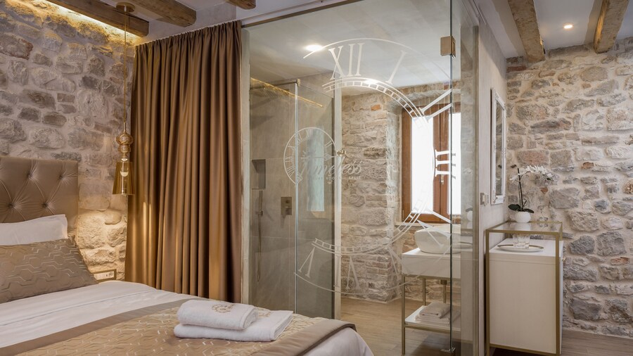 Le Premier Luxury Rooms
