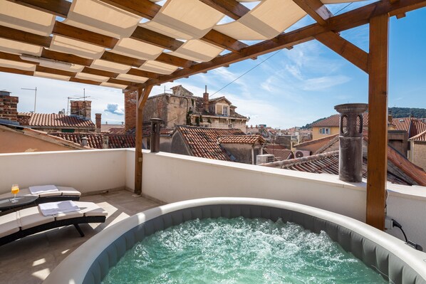 Dobbeltrom – deluxe, terrasse | Sengetøy av topp kvalitet, memory foam-senger, minibar og safe på rommet