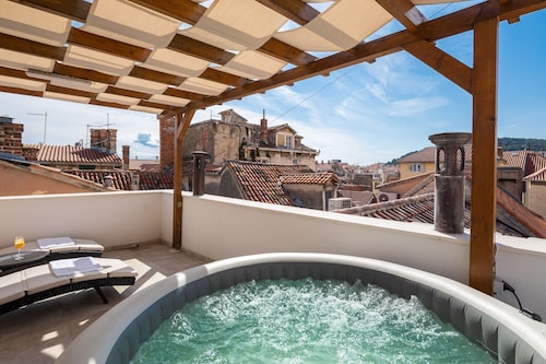 Le Premier Luxury Rooms