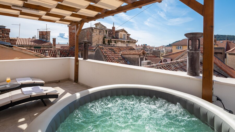 Le Premier Luxury Rooms