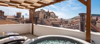 Le Premier Luxury Rooms