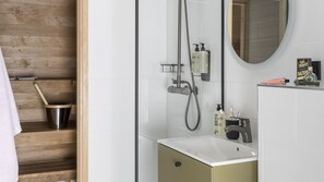 Shower, designer toiletries, hair dryer, heated floors - Bob W Helsinki City Centre (Helsinki)
