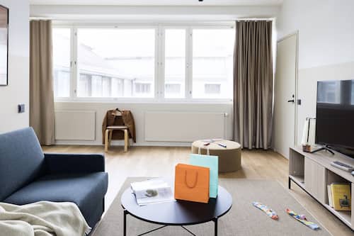 XL Penthouse w/ Sauna & Balcony | Área de sala de estar | Smart TV, consola de videojuegos y Netflix