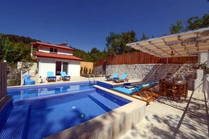 Utomhuspool och solstolar