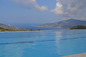 室外游泳池，池畔遮阳伞，日光浴躺椅