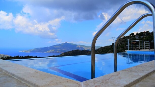 Outdoor pool, pool umbrellas, sun loungers - Villa My (Kas)