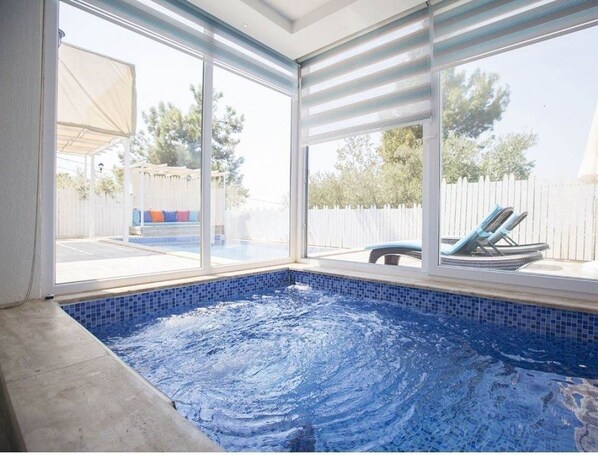 Indoor pool, outdoor pool, pool loungers - Villa Kener (Kas)