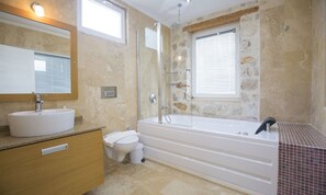 Villa, 2 slaapkamers | Badkamer | Een aparte badkuip en douche, een bubbelbad
