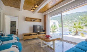 Villa, 2 slaapkamers | Woonkamer | Een flatscreentelevisie