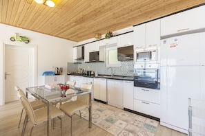 Villa, 2 habitaciones | Cocina privada | Frigorífico grande, microondas, horno y placa de cocina