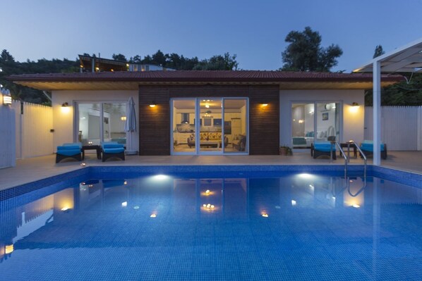 Outdoor pool, pool loungers