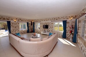 Villa, 2 slaapkamers, niet-roken, privézwembad | Woonruimte | Een flatscreentelevisie