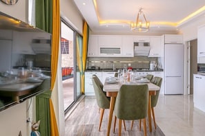 Villa, 4 habitaciones, no fumadores, piscina privada | Cocina privada | Frigorífico grande, horno, placa de cocina y hervidor eléctrico