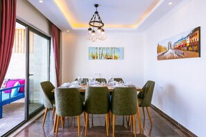 Villa, 4 habitaciones, para no fumadores, alberca privada | Área de sala de estar | Televisión de pantalla plana 