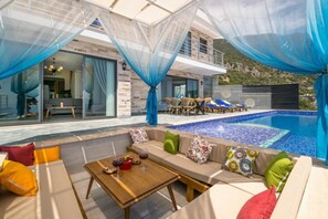 Vila, 3 quartos, piscina particular | Terraço/pátio