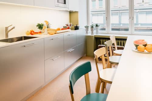 Mini-Kühlschrank, Mikrowelle, Wasserkocher mit Kaffee-/Teezubehör