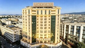 Ein hoch aufragendes Hotel mit einem markanten Eingang, mehreren Stockwerken und einer großen Glasfassade.