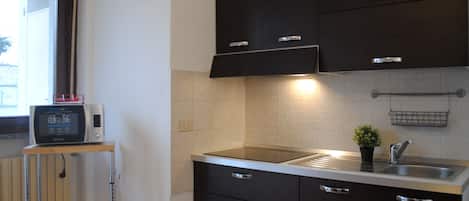 Studio | Eigene Küche | Mikrowelle, Herdplatte, Espressomaschine