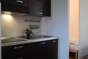 Studio | Cuisine privée | Micro-ondes, plaque de cuisson, machine à expresso, cafetière/bouilloire