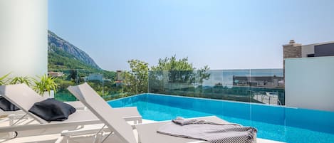 Piscine extérieure (ouverte en saison), parasols de plage