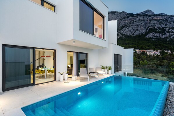 Front of property – evening/night - Villa Zvizdan (Makarska)