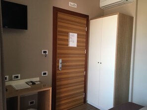 Deluxe Single Room, Garden View | Room amenity - 60Quattro Bedrooms (Lamezia Terme)