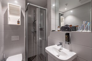 Shower, hair dryer, towels - Serways Hotel Waldmohr (Waldmohr)