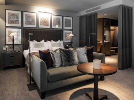 Executive Suite | In-room safe, desk, blackout drapes, iron/ironing board