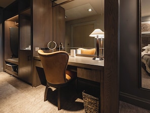 Classic Room, 1 King Bed | 1 bedroom, in-room safe, desk, blackout drapes