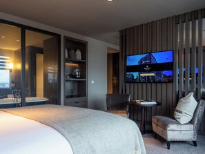 Suite Deluxe | Una cassaforte in camera, una scrivania, tende oscuranti