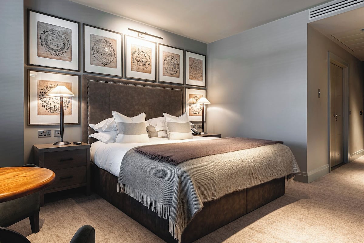 Klassieke kamer, 1 kingsize bed | 1 slaapkamer, een kluis op de kamer, een bureau