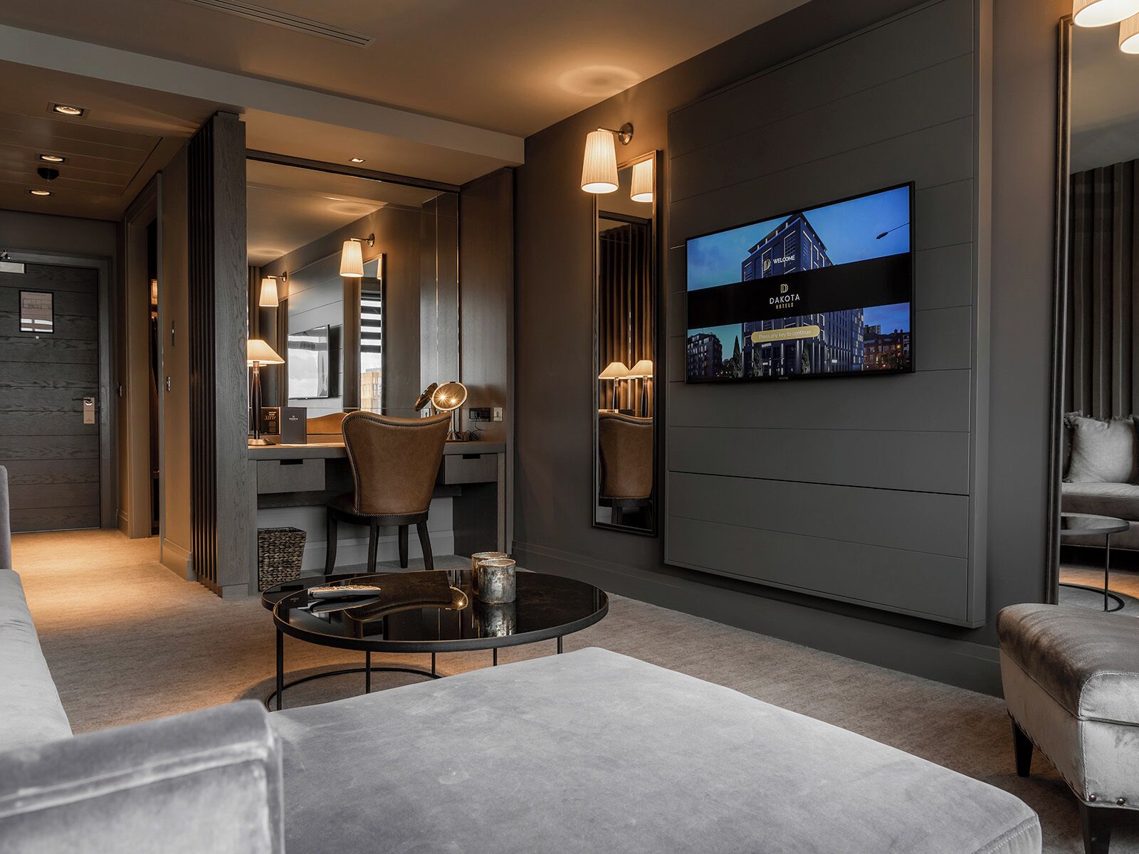 Deluxe Suite | In-room safe, desk, blackout drapes, iron/ironing board