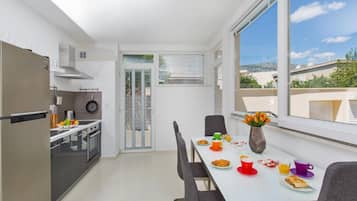 Apartament Deluxe, 2 dormitoris | Cuina privada | Frigorífic, placa de cuina, bullidora elèctrica i torradora