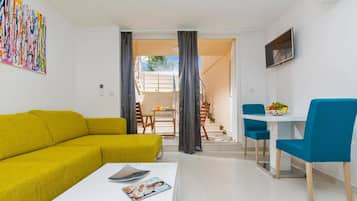 Studio Deluxe, terrasse | 1 chambre, coffres-forts dans les chambres, fer et planche à repasser