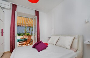 高级公寓, 2 间卧室, 泳池景观 | 1 多间卧室、客房内保险箱、熨斗/熨衣板、免费 WiFi