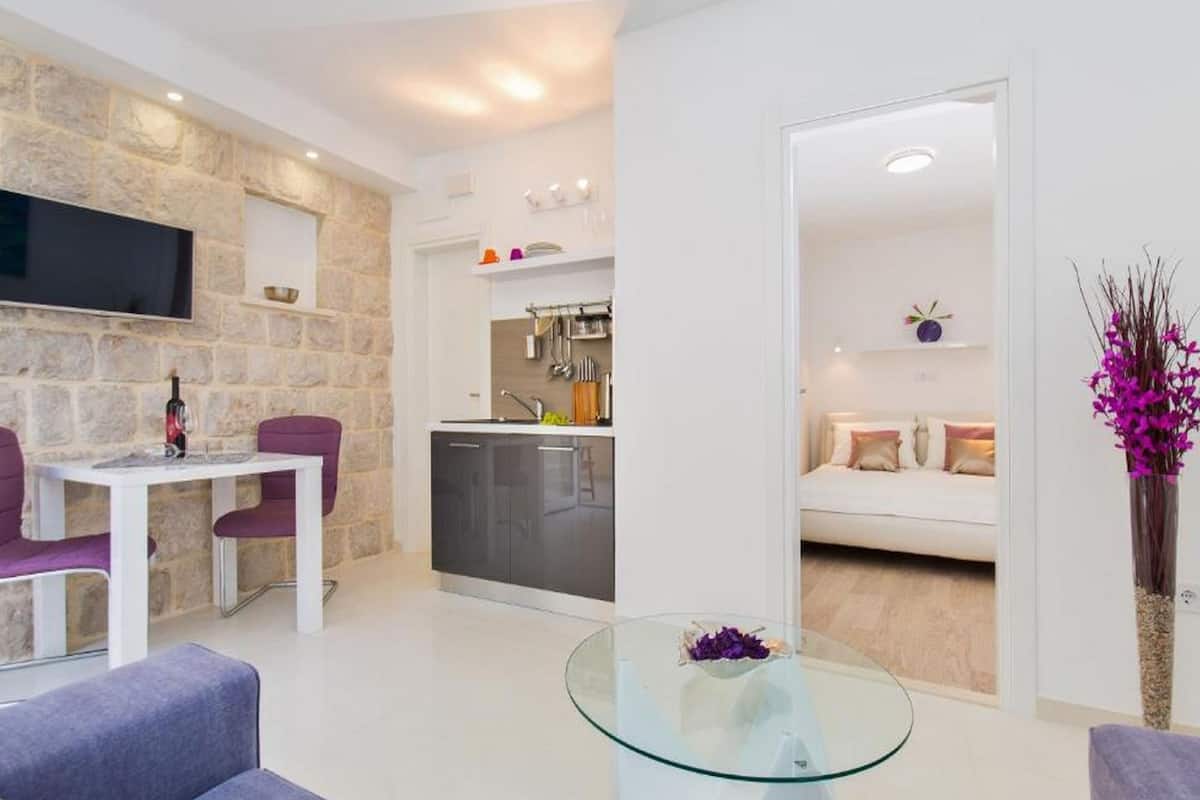 Deluxe Apartment, 1 Bedroom | 1 bedroom, in-room safe, iron/ironing board, free WiFi
