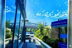 الإطلالة من المنشأة