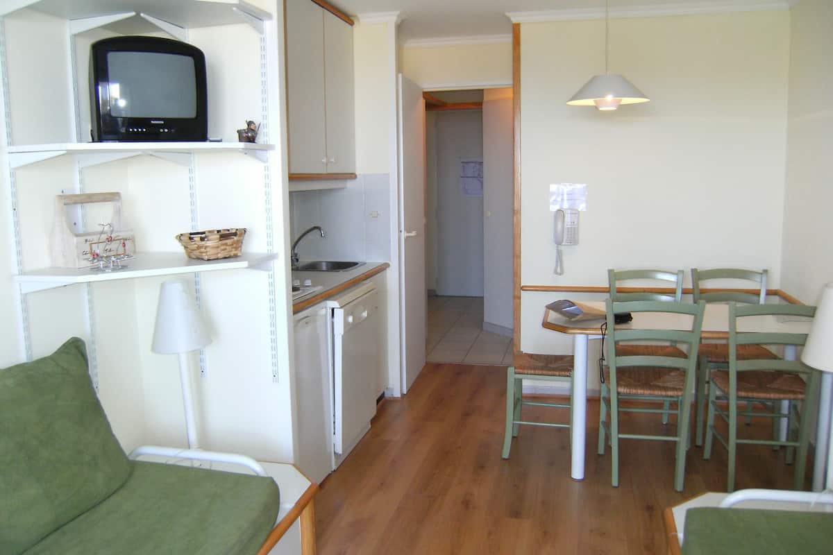 Apartamento básico (256la) | Área de estar | TV de tela plana