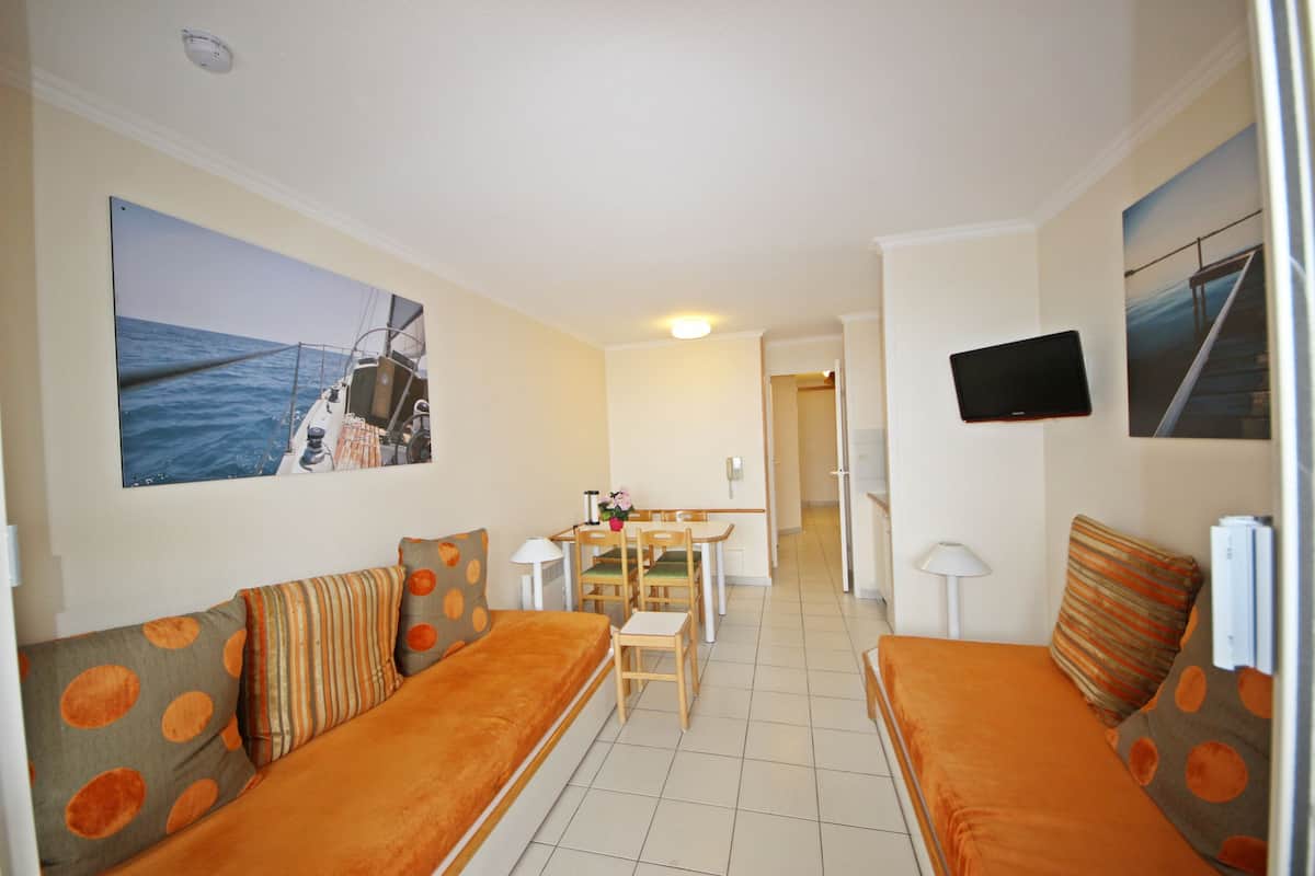 Apartamento básico (299la) | Área de estar | TV de tela plana