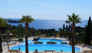 5 piscinas al aire libre, sombrillas, sillones reclinables de piscina