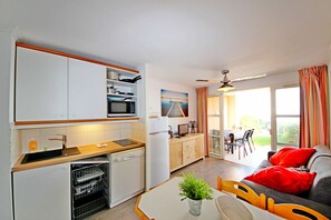 Apartamento básico (322la) | Zona de estar | Una televisión de pantalla plana