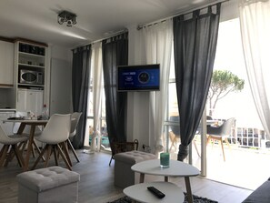 Apartamento básico (284la) | Zona de estar | Una televisión de pantalla plana