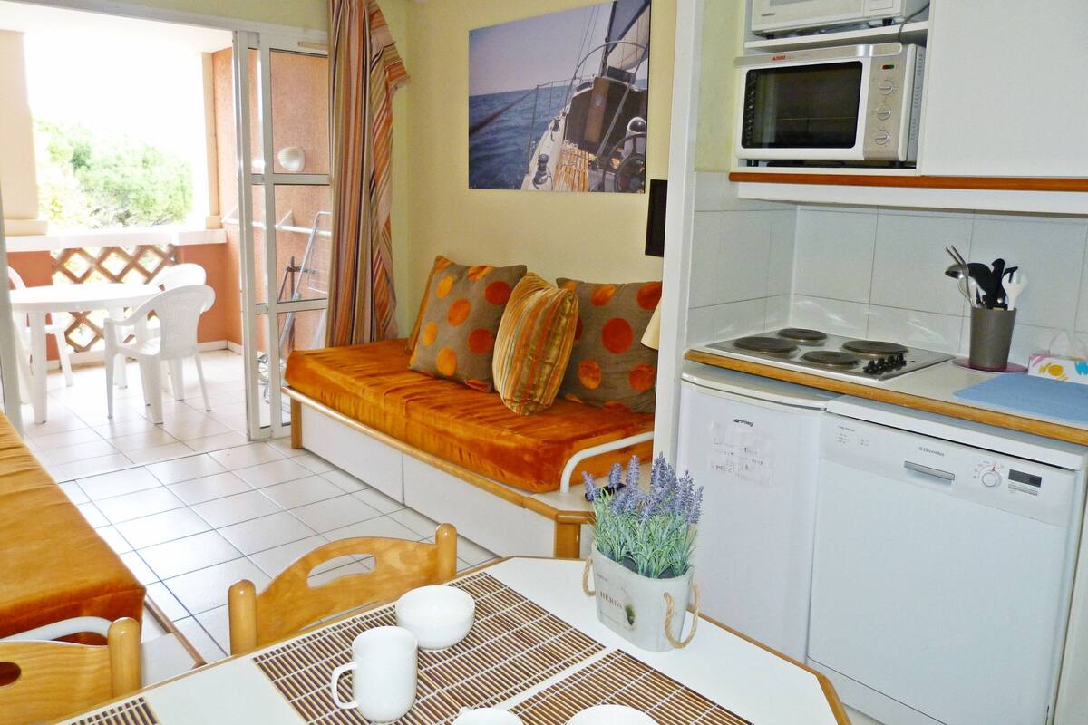 Appartement de base (156la) | Aire de séjour | Téléviseur à écran plat