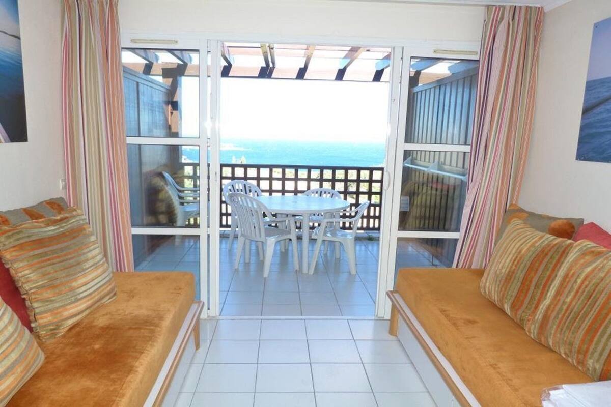 Appartement de base (257la) | Aire de séjour | Téléviseur à écran plat