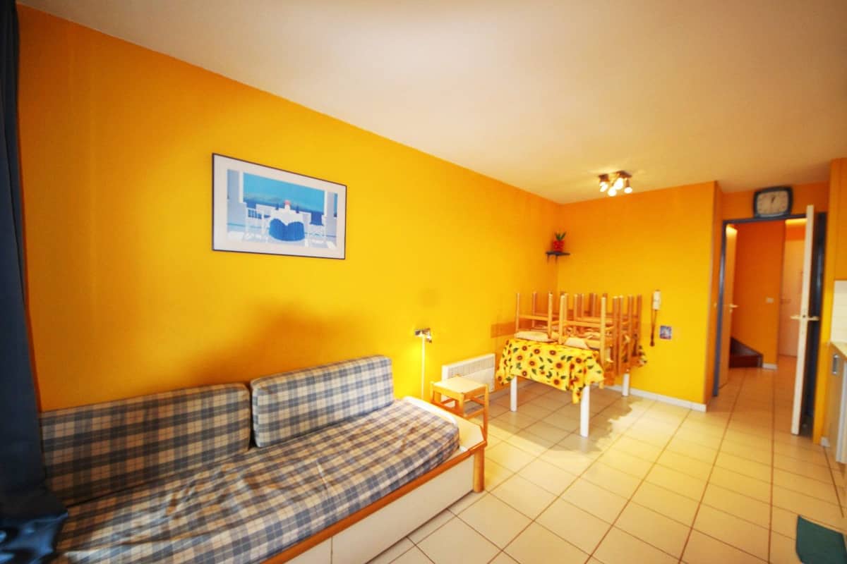Apartamento básico (65la) | Área de estar | TV de tela plana