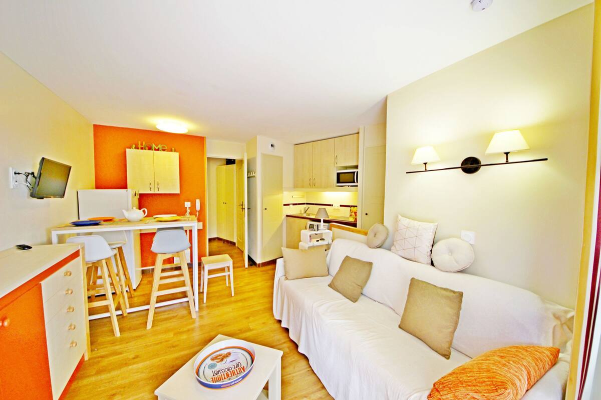 Apartamento básico (289la) | Área de estar | TV de tela plana