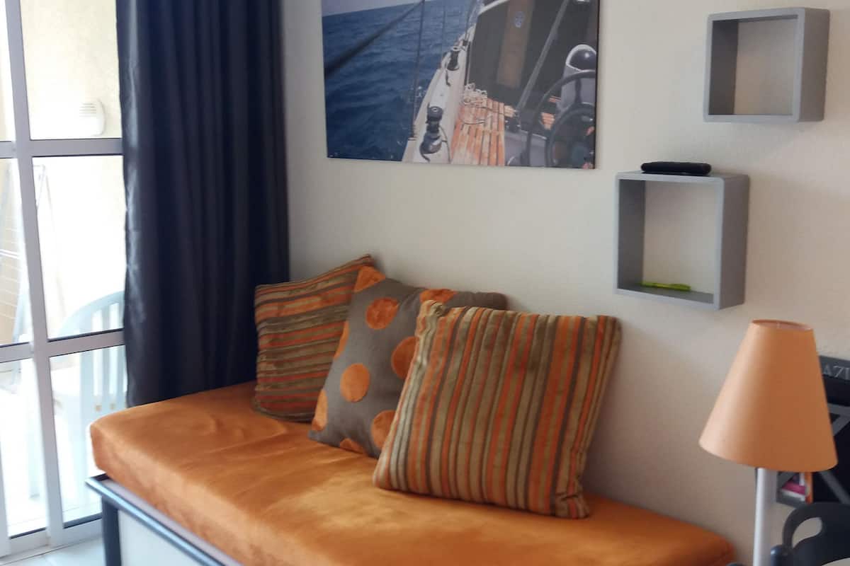 Appartement de base (201la) | Salle de séjour | Téléviseur à écran plat